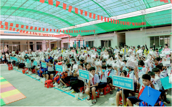 CapitaLand Development hỗ trợ dụng cụ học tập cho 1.400 học sinh tại Việt Nam - Ảnh 1.