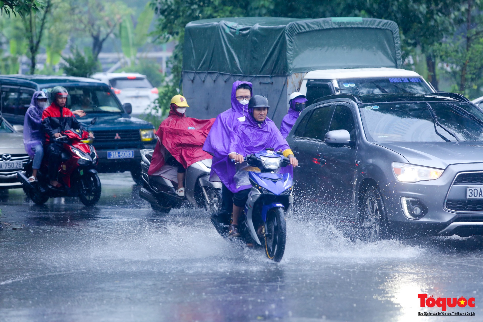 Sau cơn &quot;mưa vàng&quot; giải nhiệt, nhiều đường thủ đô ngập sâu trong nước - Ảnh 12.