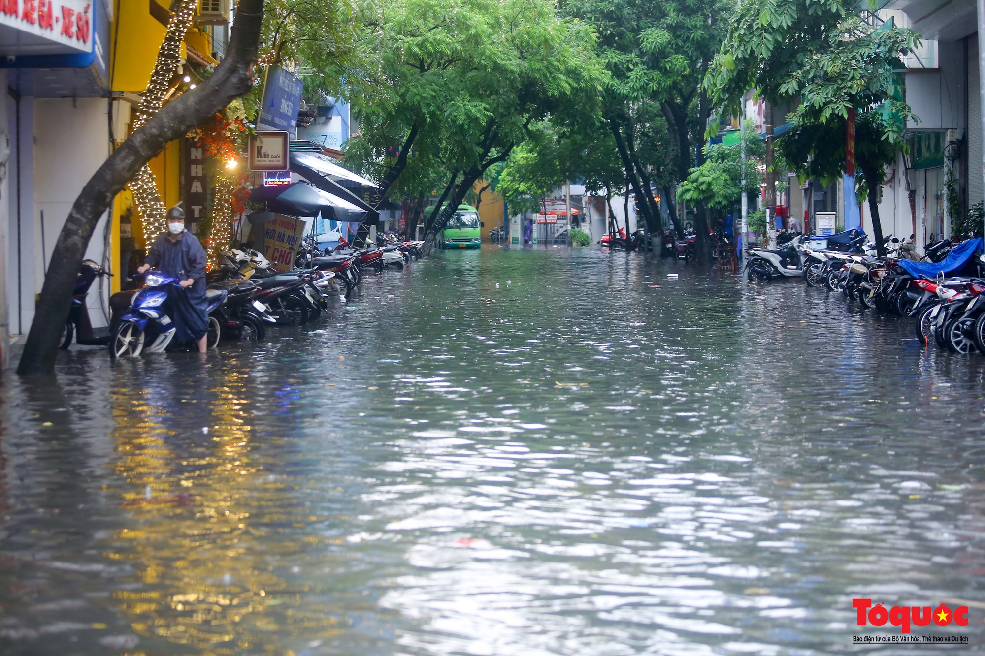 Sau cơn &quot;mưa vàng&quot; giải nhiệt, nhiều đường thủ đô ngập sâu trong nước - Ảnh 3.