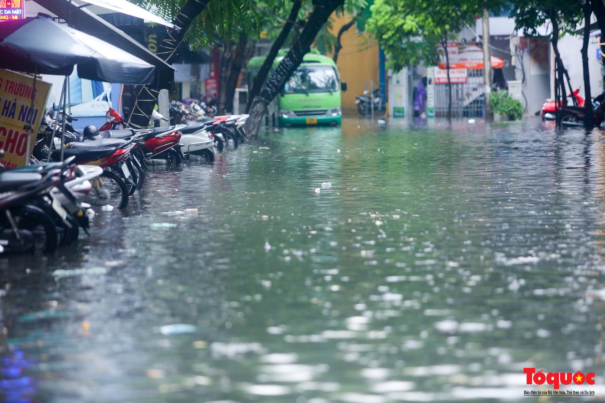 Sau cơn &quot;mưa vàng&quot; giải nhiệt, nhiều đường thủ đô ngập sâu trong nước - Ảnh 11.
