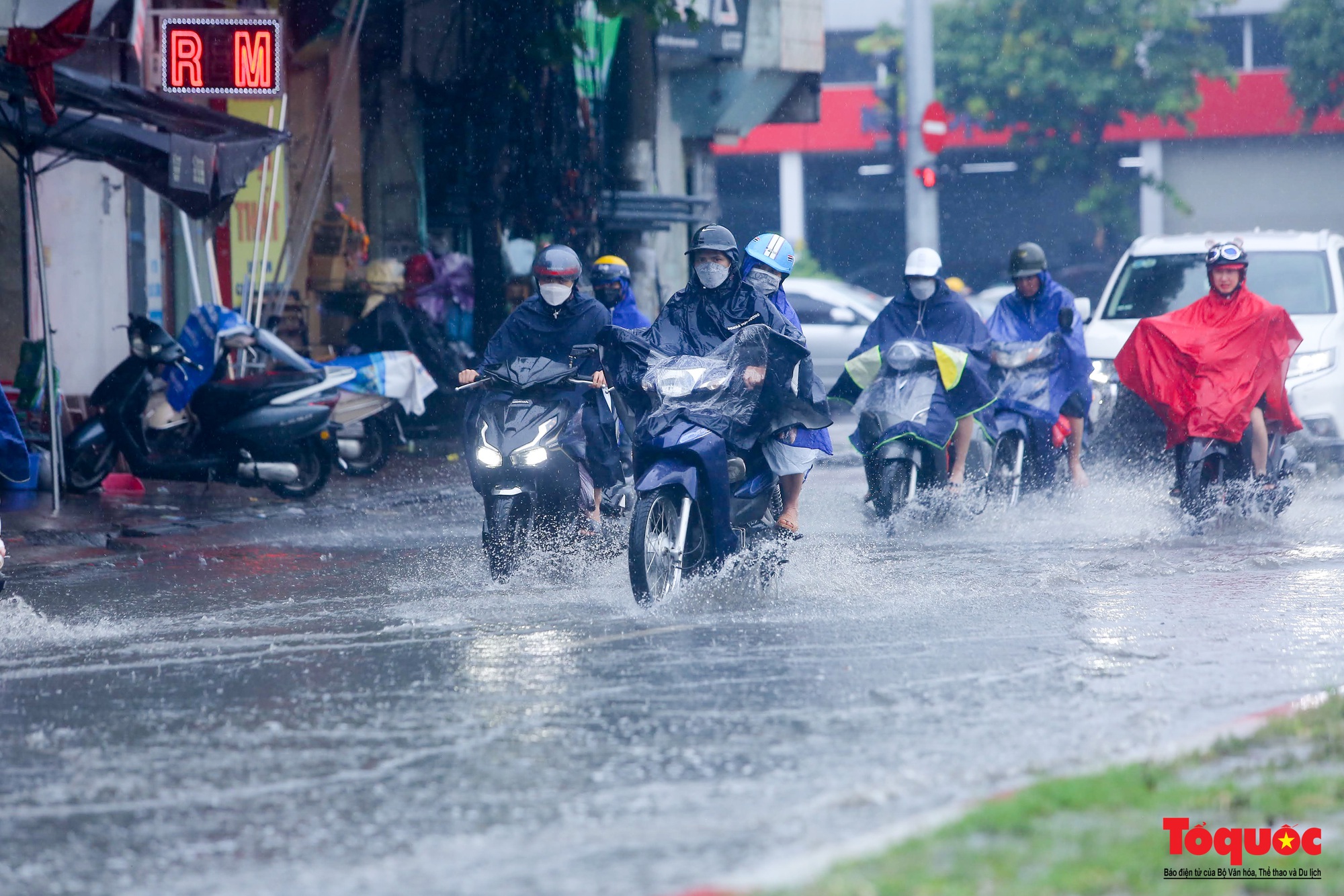 Sau cơn &quot;mưa vàng&quot; giải nhiệt, nhiều đường thủ đô ngập sâu trong nước - Ảnh 1.