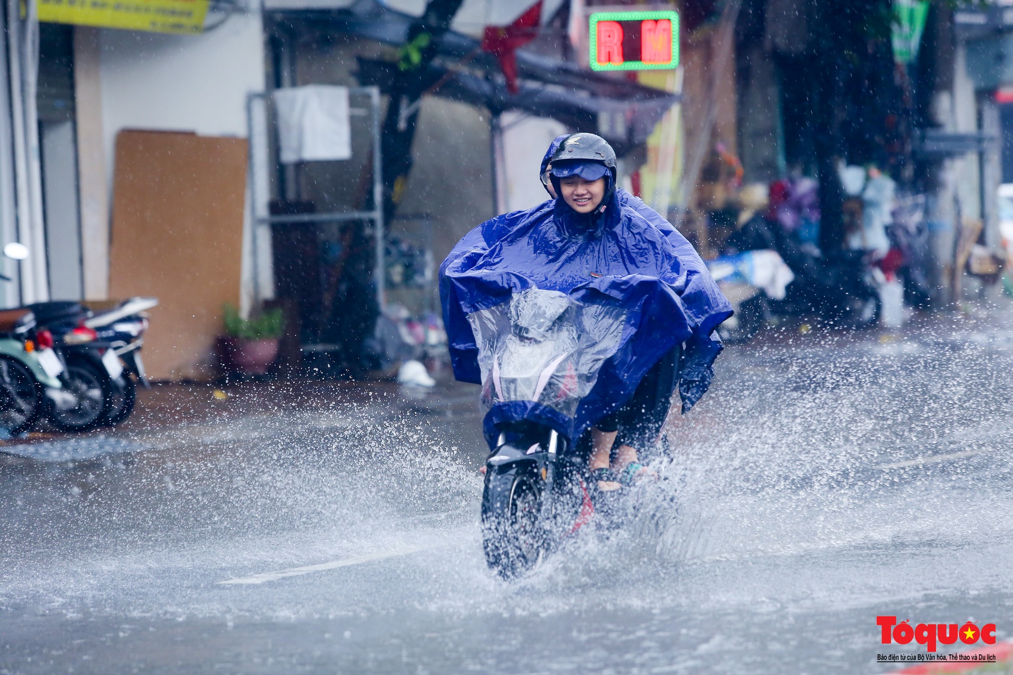 Sau cơn &quot;mưa vàng&quot; giải nhiệt, nhiều đường thủ đô ngập sâu trong nước - Ảnh 2.