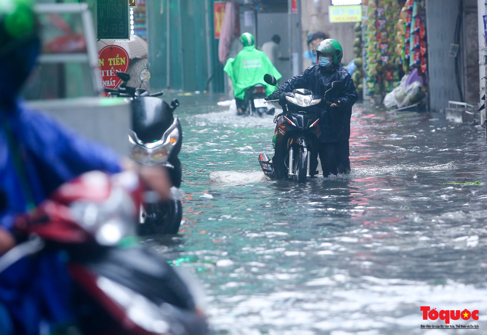 Sau cơn &quot;mưa vàng&quot; giải nhiệt, nhiều đường thủ đô ngập sâu trong nước - Ảnh 9.