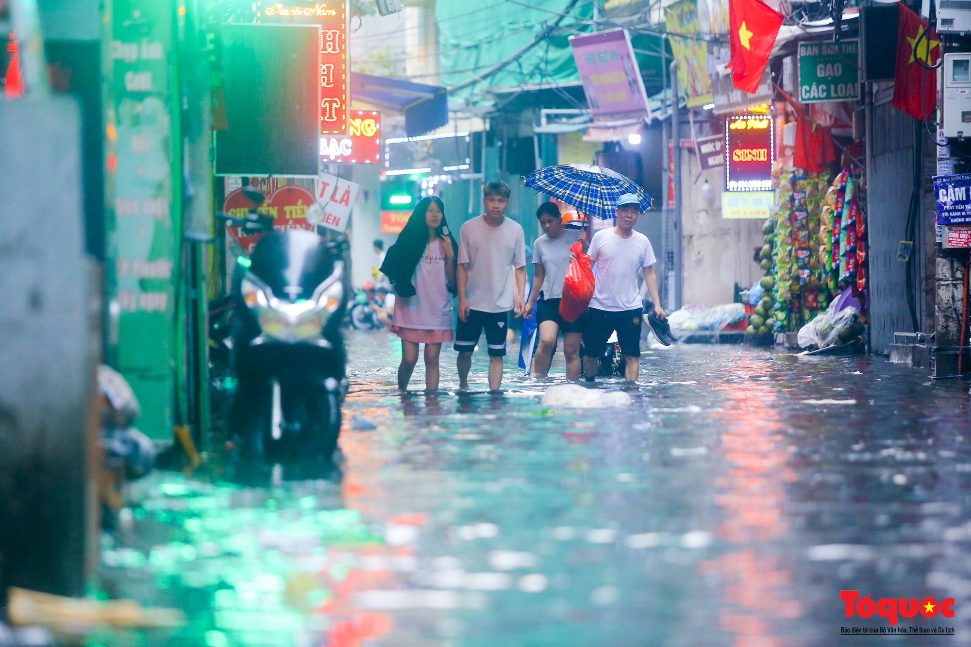 Sau cơn &quot;mưa vàng&quot; giải nhiệt, nhiều đường thủ đô ngập sâu trong nước - Ảnh 7.