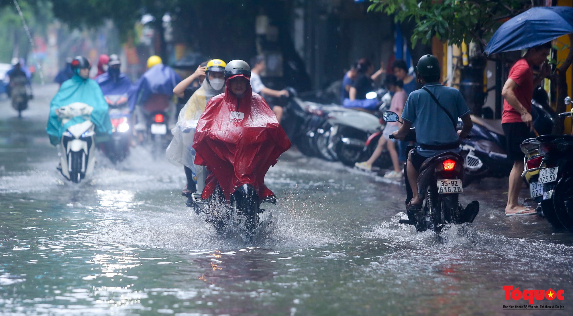 Sau cơn &quot;mưa vàng&quot; giải nhiệt, nhiều đường thủ đô ngập sâu trong nước - Ảnh 6.