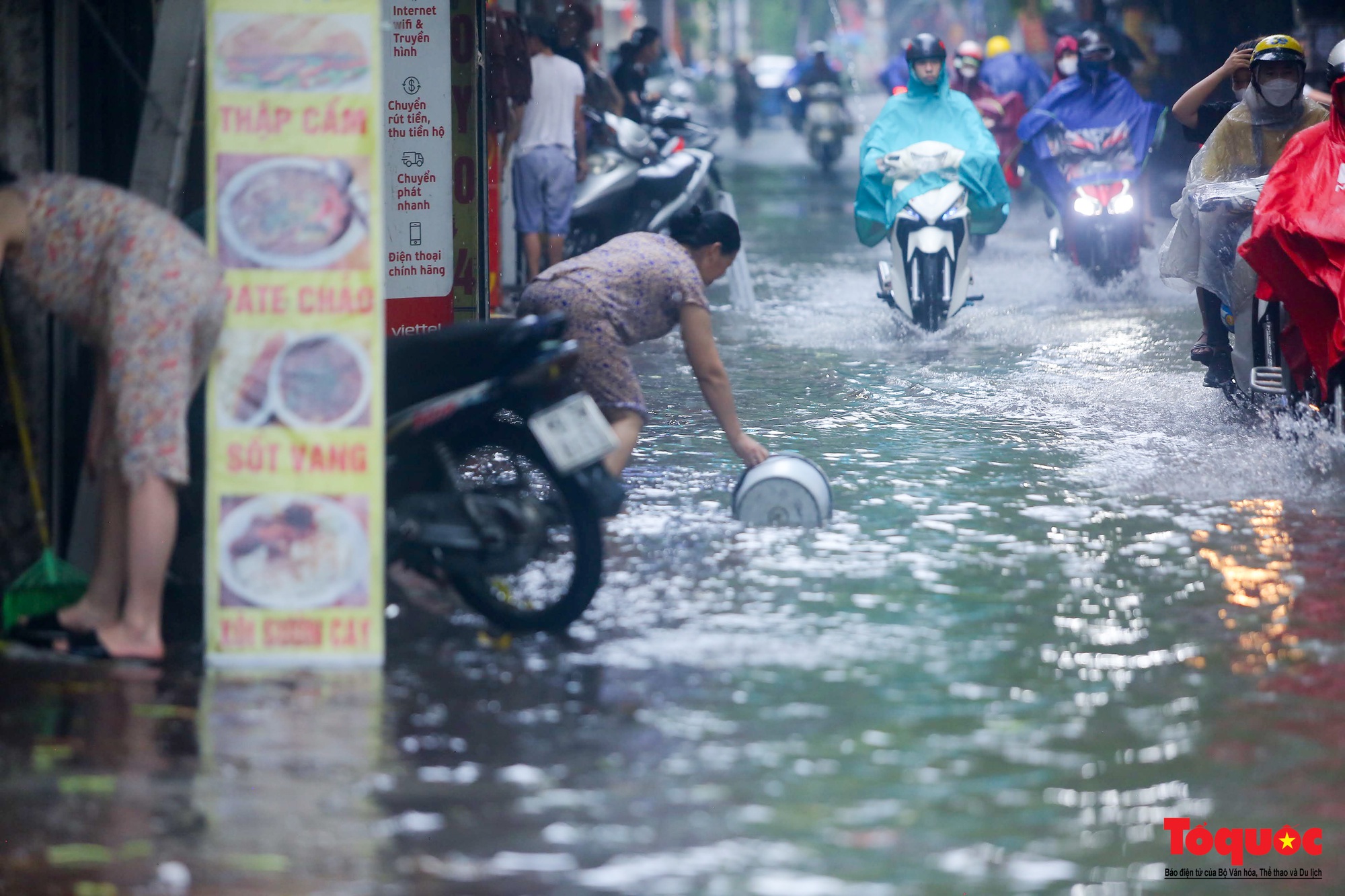 Sau cơn &quot;mưa vàng&quot; giải nhiệt, nhiều đường thủ đô ngập sâu trong nước - Ảnh 8.