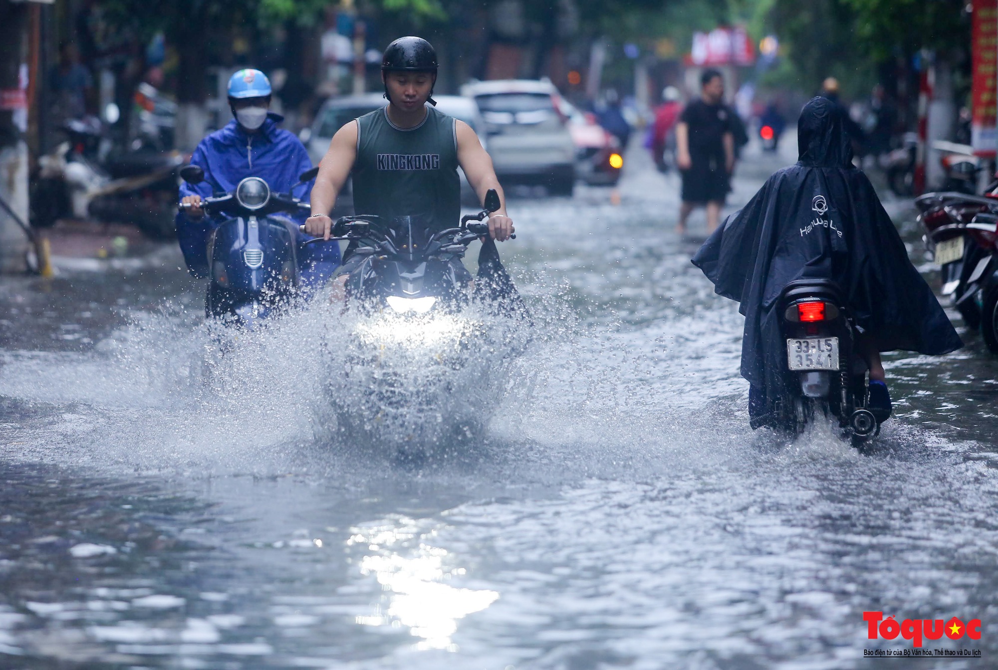 Sau cơn &quot;mưa vàng&quot; giải nhiệt, nhiều đường thủ đô ngập sâu trong nước - Ảnh 10.