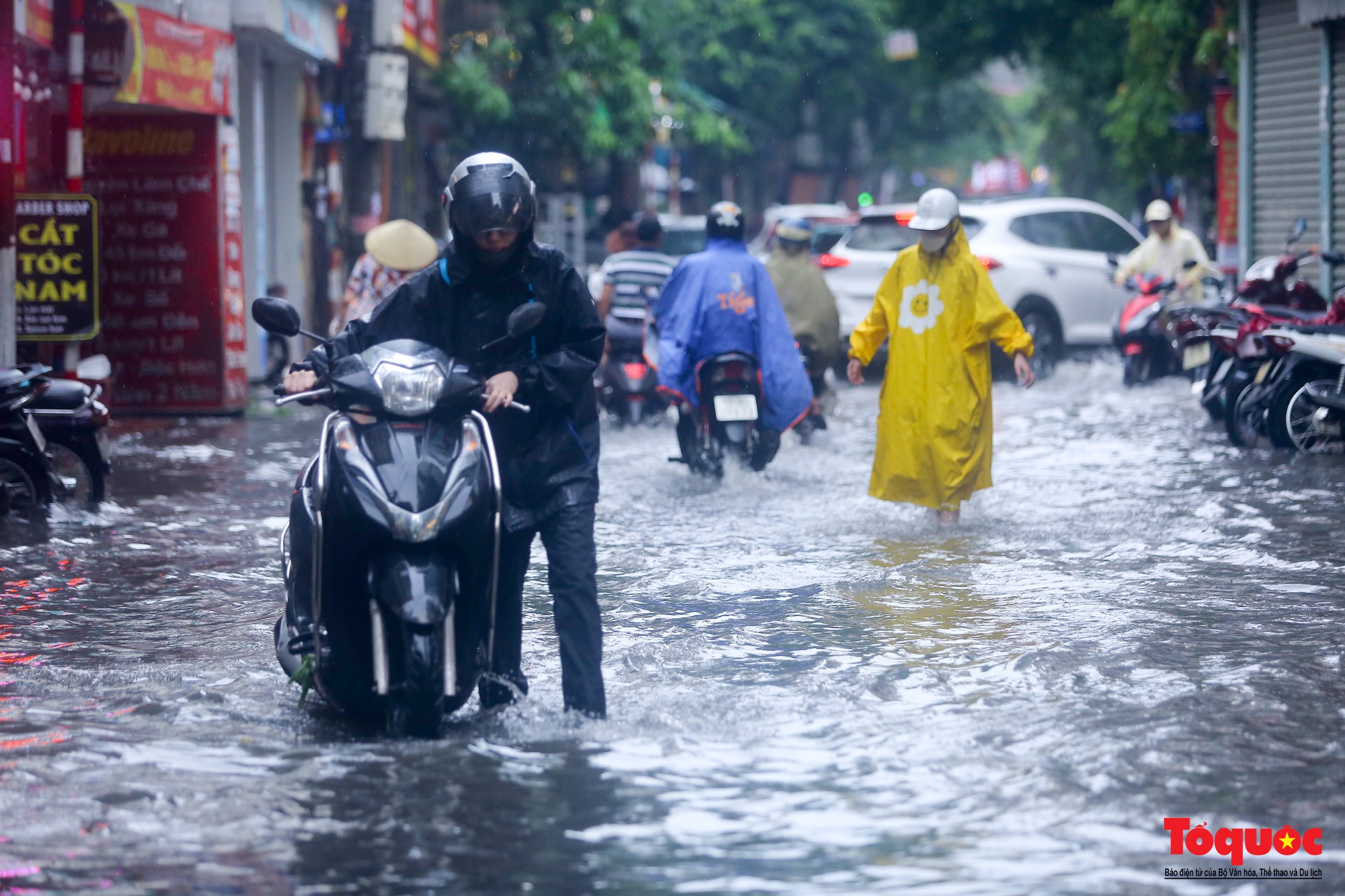 Sau cơn &quot;mưa vàng&quot; giải nhiệt, nhiều đường thủ đô ngập sâu trong nước - Ảnh 5.