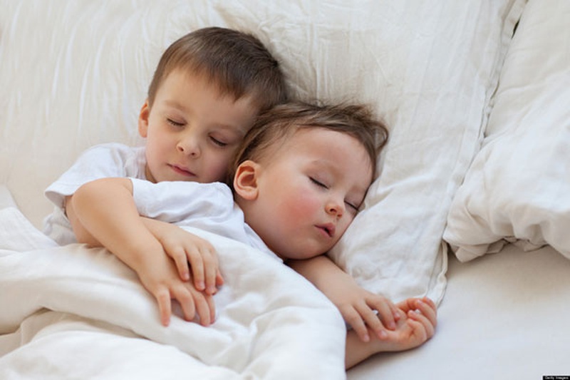 Rèn thói quen ngủ cho con: Bé sẽ có giấc ngủ ngon và sâu hơn nếu bố mẹ biết 10 điều này - Ảnh 1.