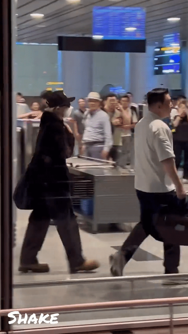 Taeyang (BIGBANG) nổi bật tại sân bay Đà Nẵng, cả dàn sao lên đồ phong cách bay sang Việt Nam biểu diễn - Ảnh 3.