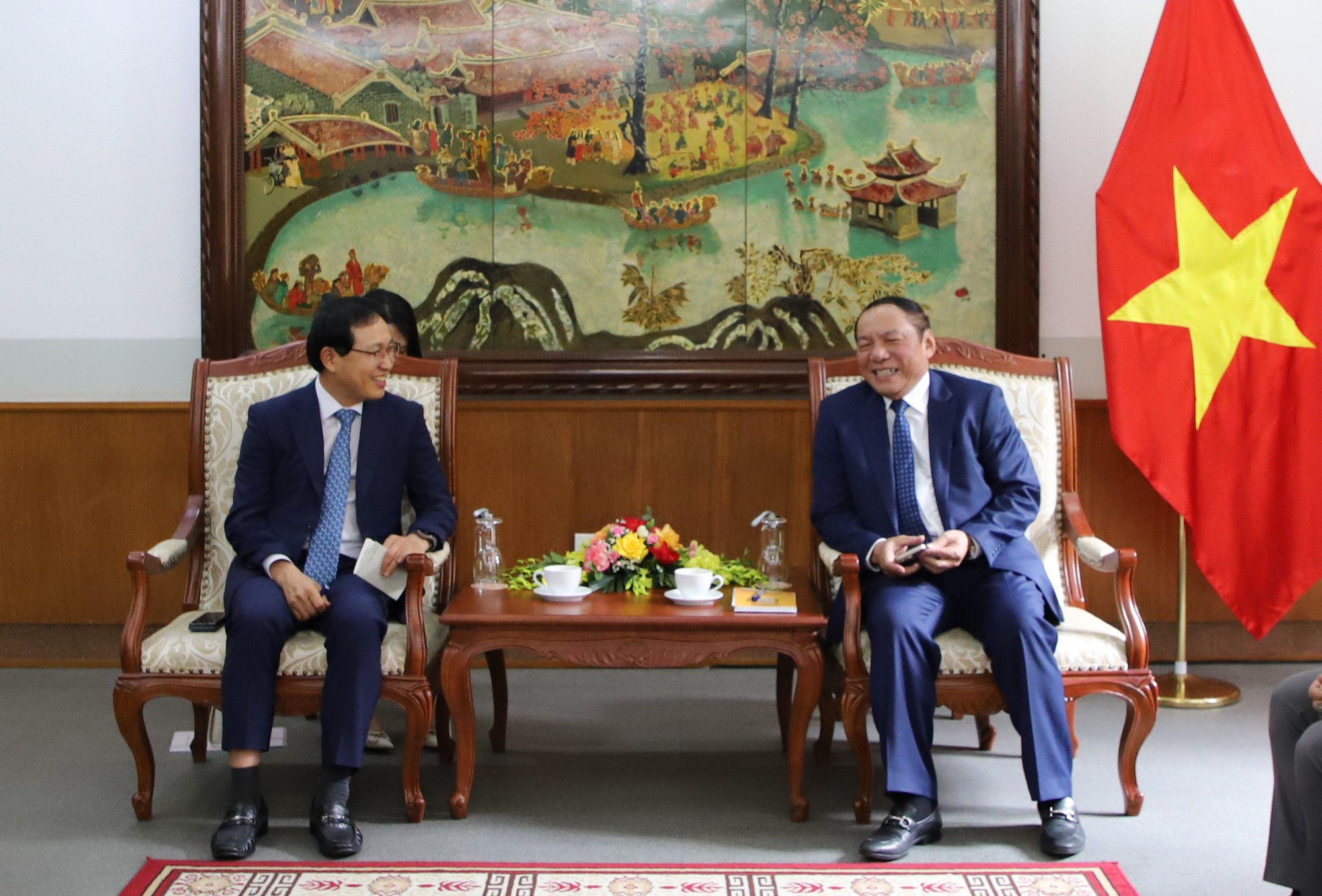 Bộ trưởng Nguyễn Văn Hùng làm việc với ông Choi Joo Ho, Tổng Giám đốc Samsung Việt Nam - Ảnh 1.