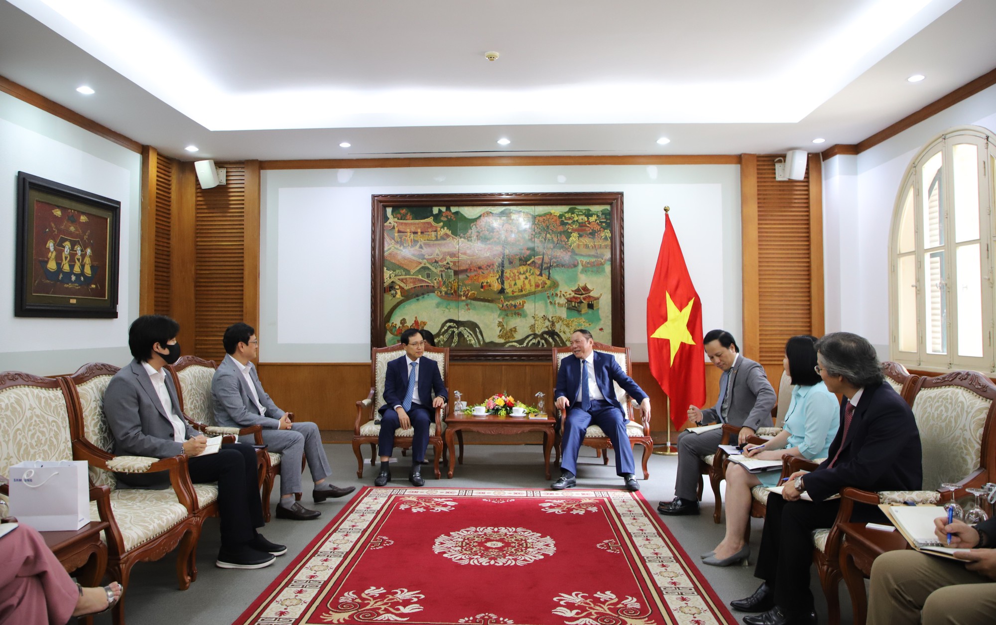 Bộ trưởng Nguyễn Văn Hùng làm việc với ông Choi Joo Ho, Tổng Giám đốc Samsung Việt Nam - Ảnh 2.