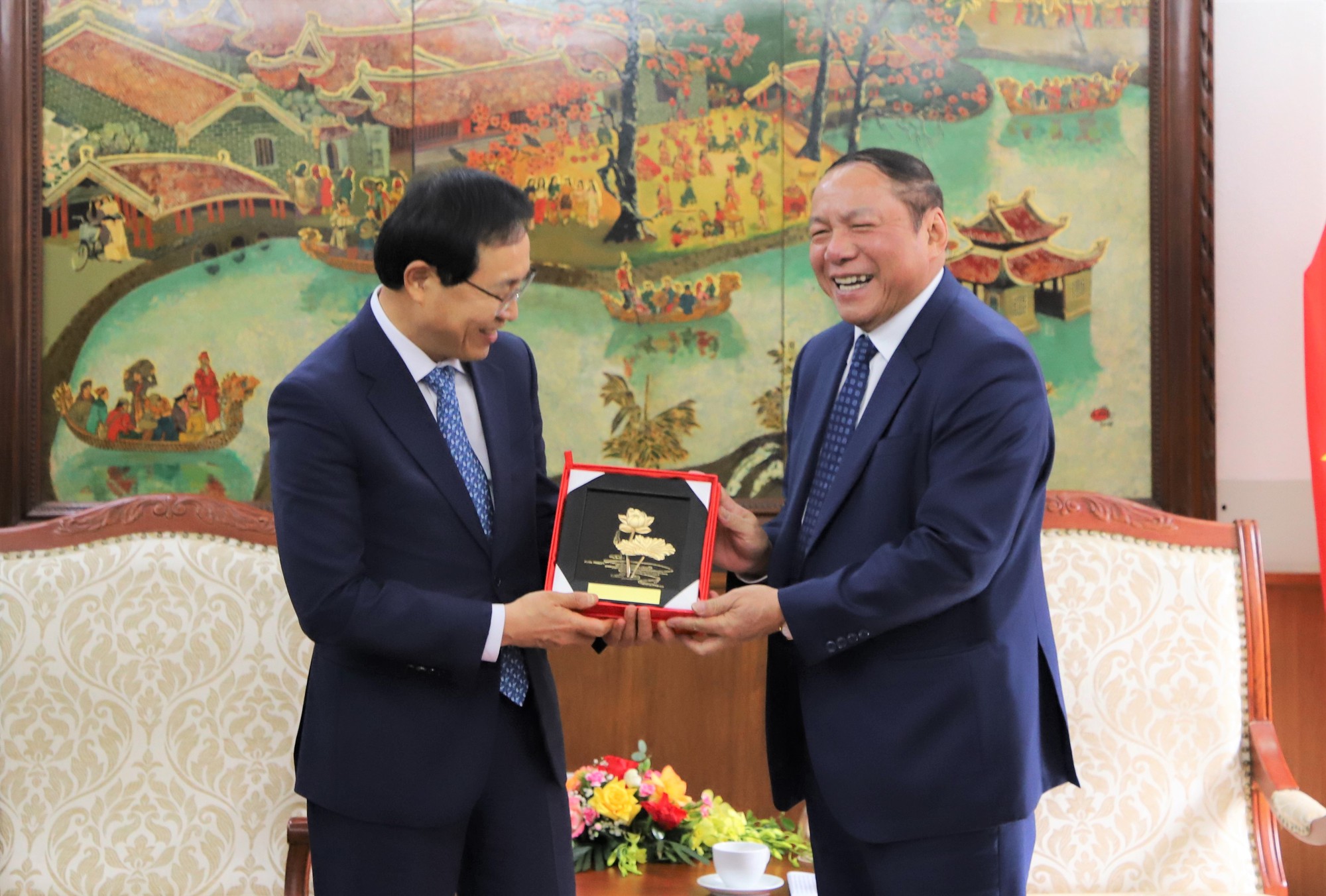 Bộ trưởng Nguyễn Văn Hùng làm việc với ông Choi Joo Ho, Tổng Giám đốc Samsung Việt Nam - Ảnh 3.
