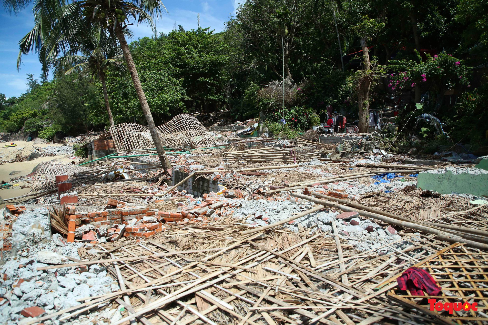 Hình ảnh nhà hàng xây trái phép trên bán đảo Sơn Trà bị tháo dỡ - Ảnh 9.