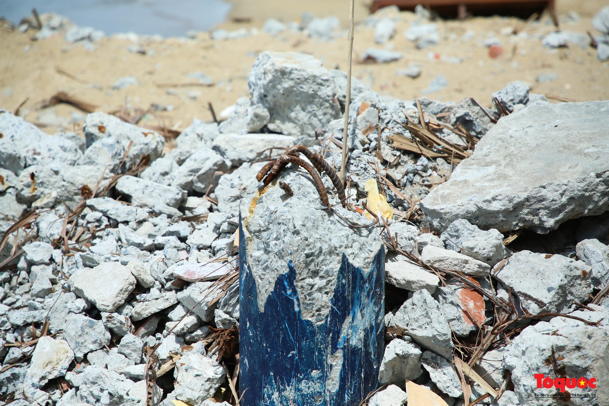 Hình ảnh nhà hàng xây trái phép trên bán đảo Sơn Trà bị tháo dỡ - Ảnh 4.