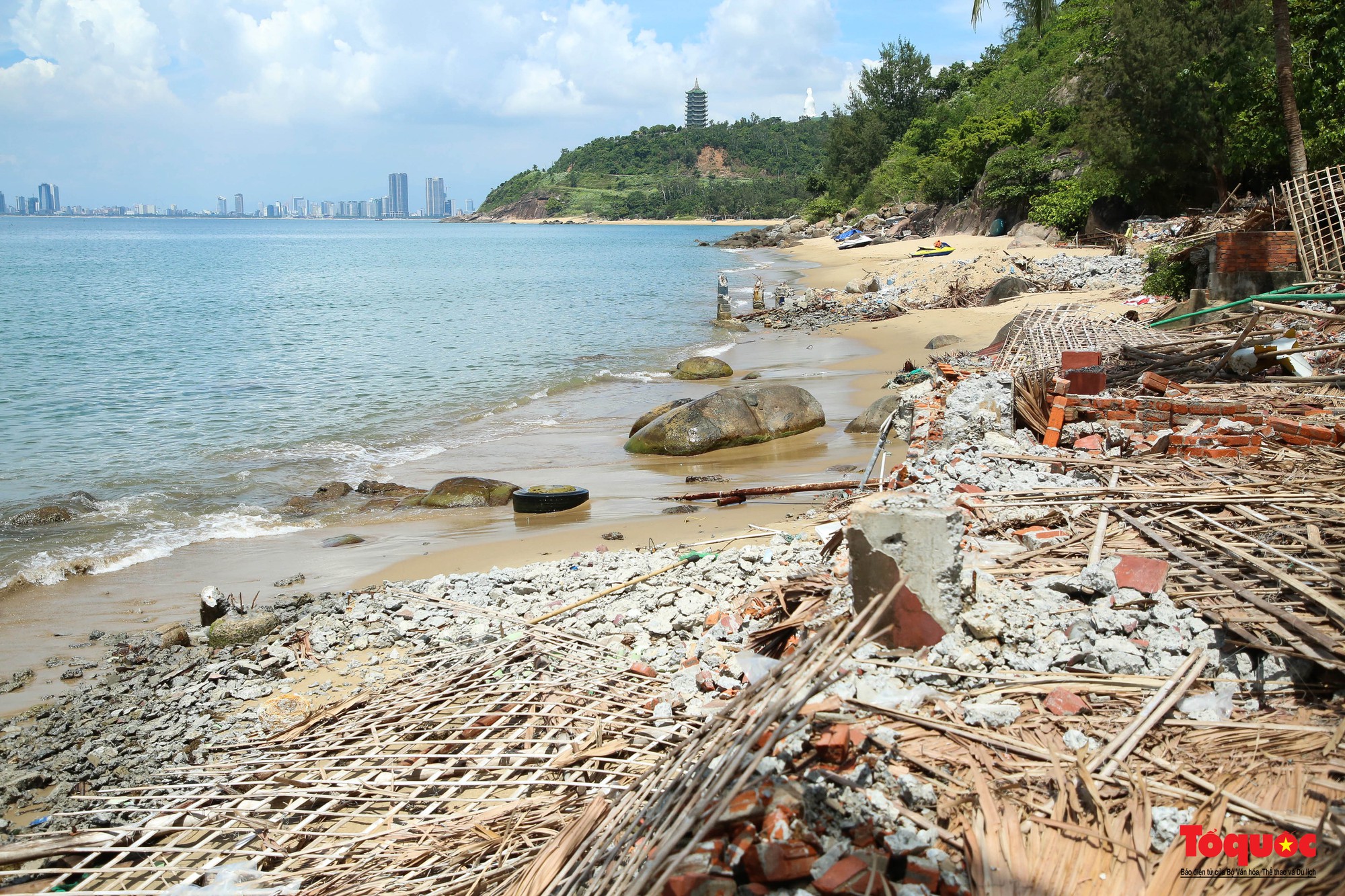Hình ảnh nhà hàng xây trái phép trên bán đảo Sơn Trà bị tháo dỡ - Ảnh 10.