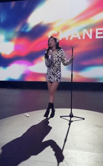 Hai lần Jennie diễn tại show Chanel: Tinh thần cổ điển đúng nghĩa, giọng hát thật gây xôn xao vì một điểm - Ảnh 2.