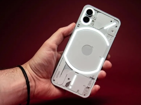 Nothing Phone 1: Mẫu điện thoại đáng mua hơn cả iPhone nhờ thiết kế mặt lưng &quot;nhìn xuyên thấu&quot; - Giá chỉ 10 triệu đồng - Ảnh 3.