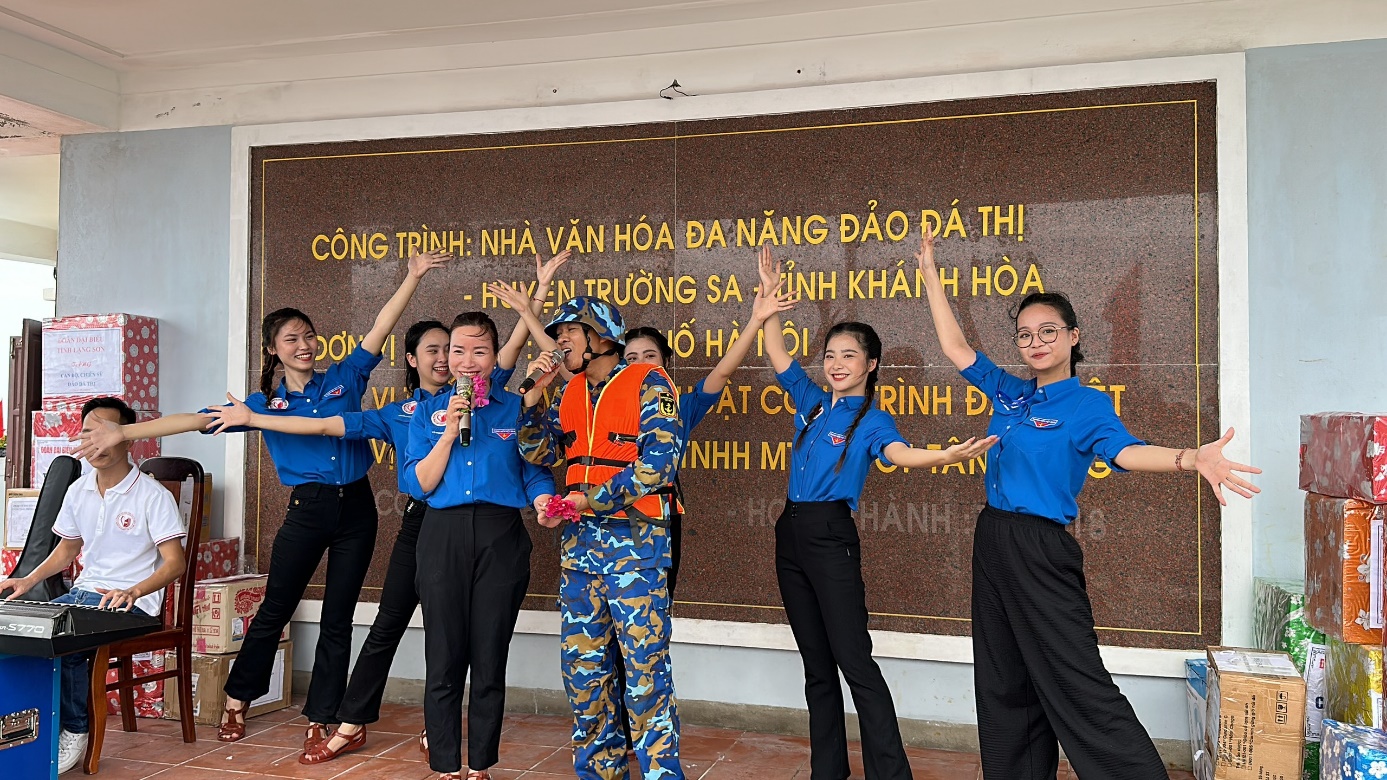 Kết thúc tốt đẹp chuyến công tác của Đoàn nghệ thuật xung kích tình nguyện Trường Đại học Văn hóa Hà Nội ra thăm quần đảo Trường Sa và Nhà dàn DK1 - Ảnh 9.