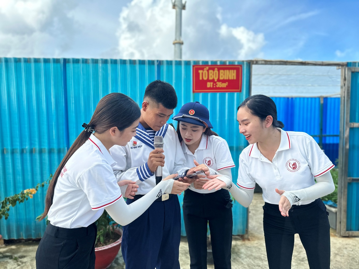 Kết thúc tốt đẹp chuyến công tác của Đoàn nghệ thuật xung kích tình nguyện Trường Đại học Văn hóa Hà Nội ra thăm quần đảo Trường Sa và Nhà dàn DK1 - Ảnh 10. Kết thúc tốt đẹp chuyến công tác của Đoàn nghệ thuật xung kích tình nguyện Trường Đại học Văn hóa Hà Nội ra thăm quần đảo Trường Sa và Nhà dàn DK1 - Ảnh 10.