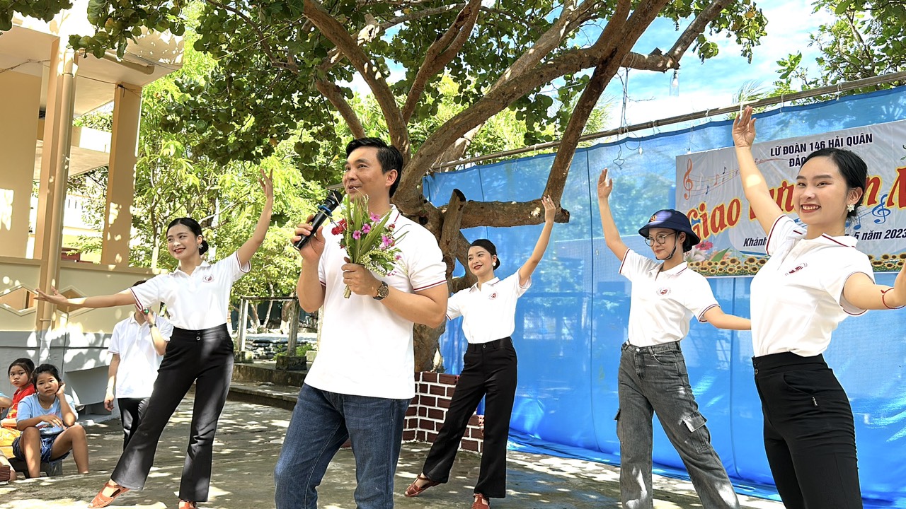 Kết thúc tốt đẹp chuyến công tác của Đoàn nghệ thuật xung kích tình nguyện Trường Đại học Văn hóa Hà Nội ra thăm quần đảo Trường Sa và Nhà dàn DK1 - Ảnh 12.