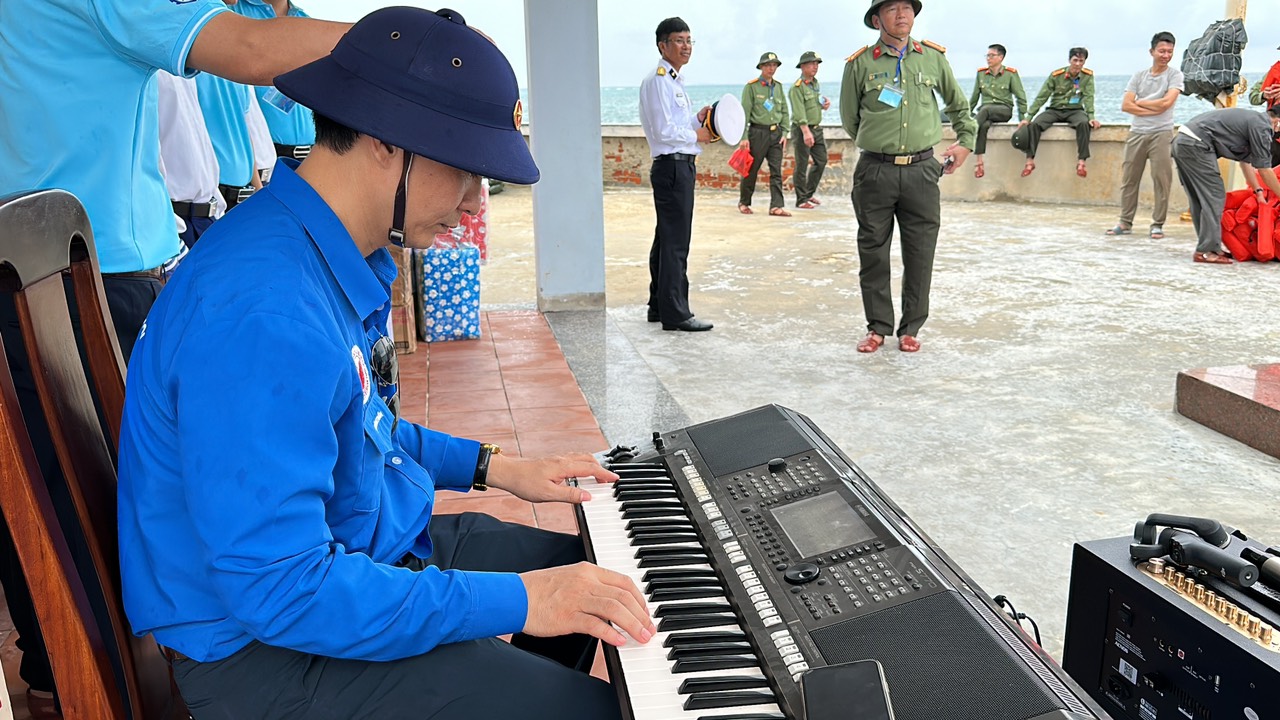 Kết thúc tốt đẹp chuyến công tác của Đoàn nghệ thuật xung kích tình nguyện Trường Đại học Văn hóa Hà Nội ra thăm quần đảo Trường Sa và Nhà dàn DK1 - Ảnh 14.