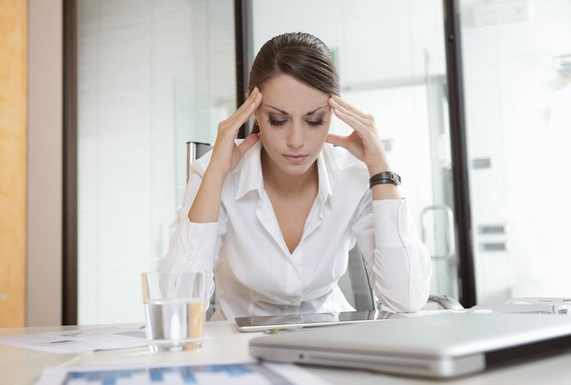 bRối loạn tiền đình do làm việc liên tục trên máy tính và điện thoại, bác sĩ chỉ cách phòng ngừa