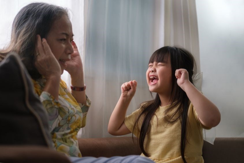 4 hành động cha mẹ làm khi con bướng bỉnh vô tình "đổ thêm dầu vào lửa" - Ảnh 1.