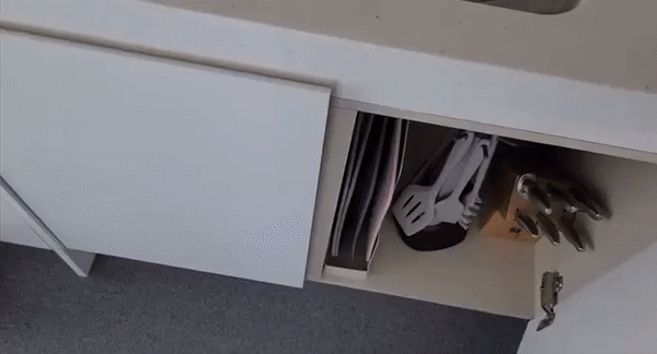 Bên trong căn hộ 26m2, chàng trai lắp đặt nội thất tiết kiệm từng chút không gian  - Ảnh 6.