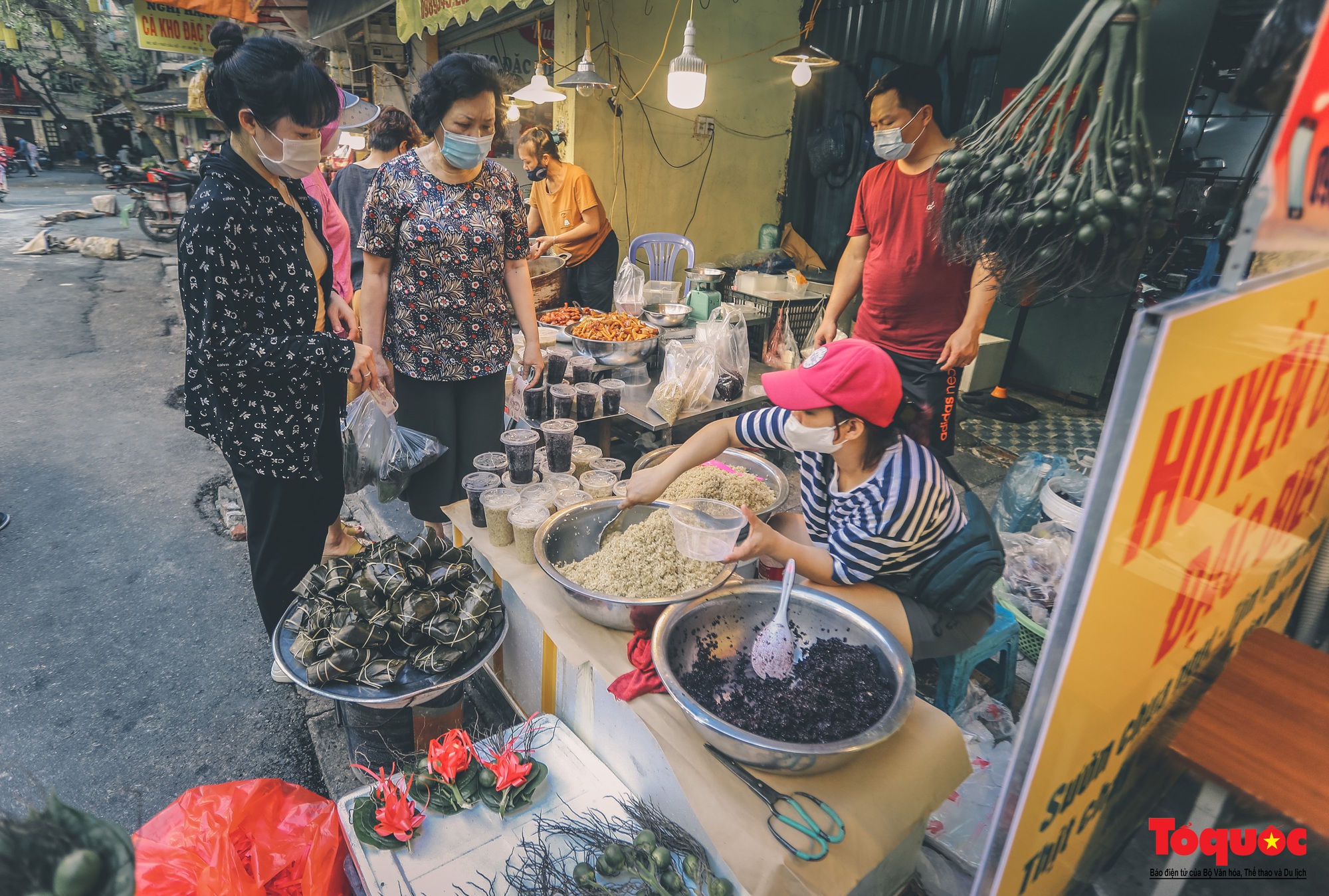 Hà Nội: Nhộn nhịp chợ Tết Đoan Ngọ - Ảnh 3.