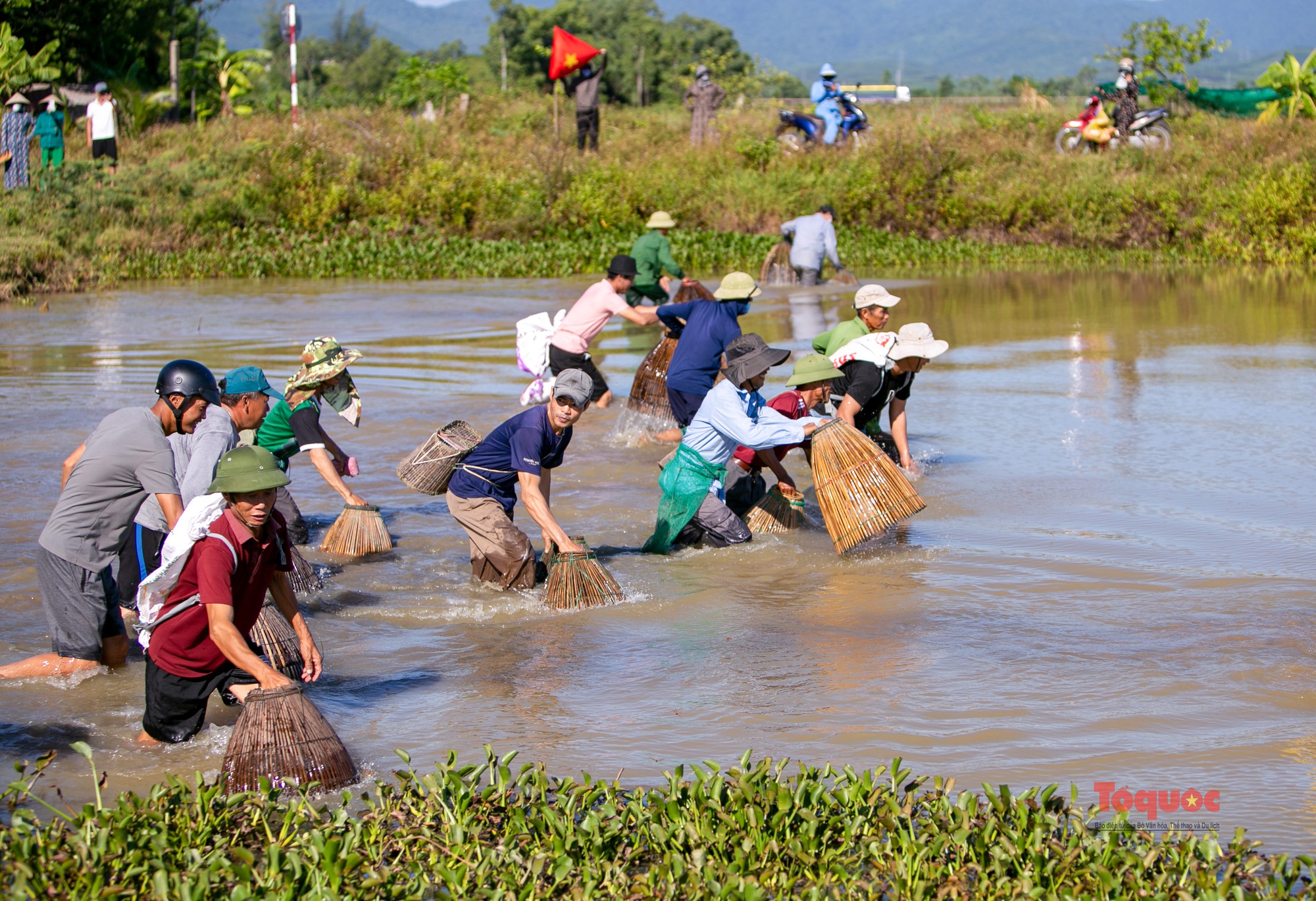 Hàng chục &quot;Cây Nơm nhân dân&quot; xuống bàu Rồng để bắt cá vào Tết Đoan ngọ - Ảnh 5.