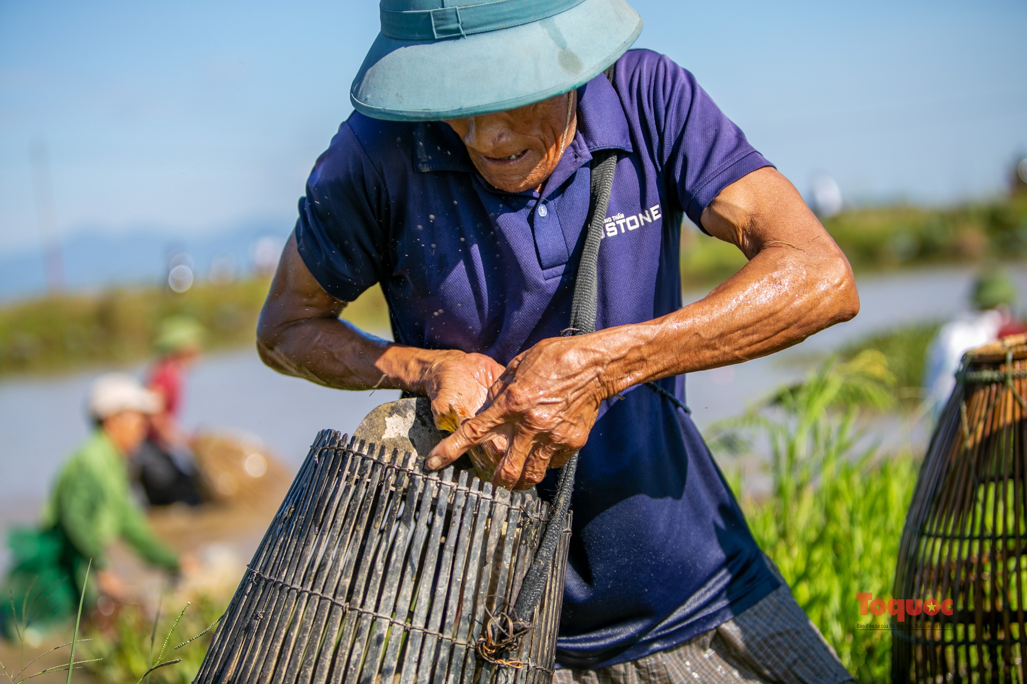 Hàng chục &quot;Cây Nơm nhân dân&quot; xuống bàu Rồng để bắt cá vào Tết Đoan ngọ - Ảnh 11.