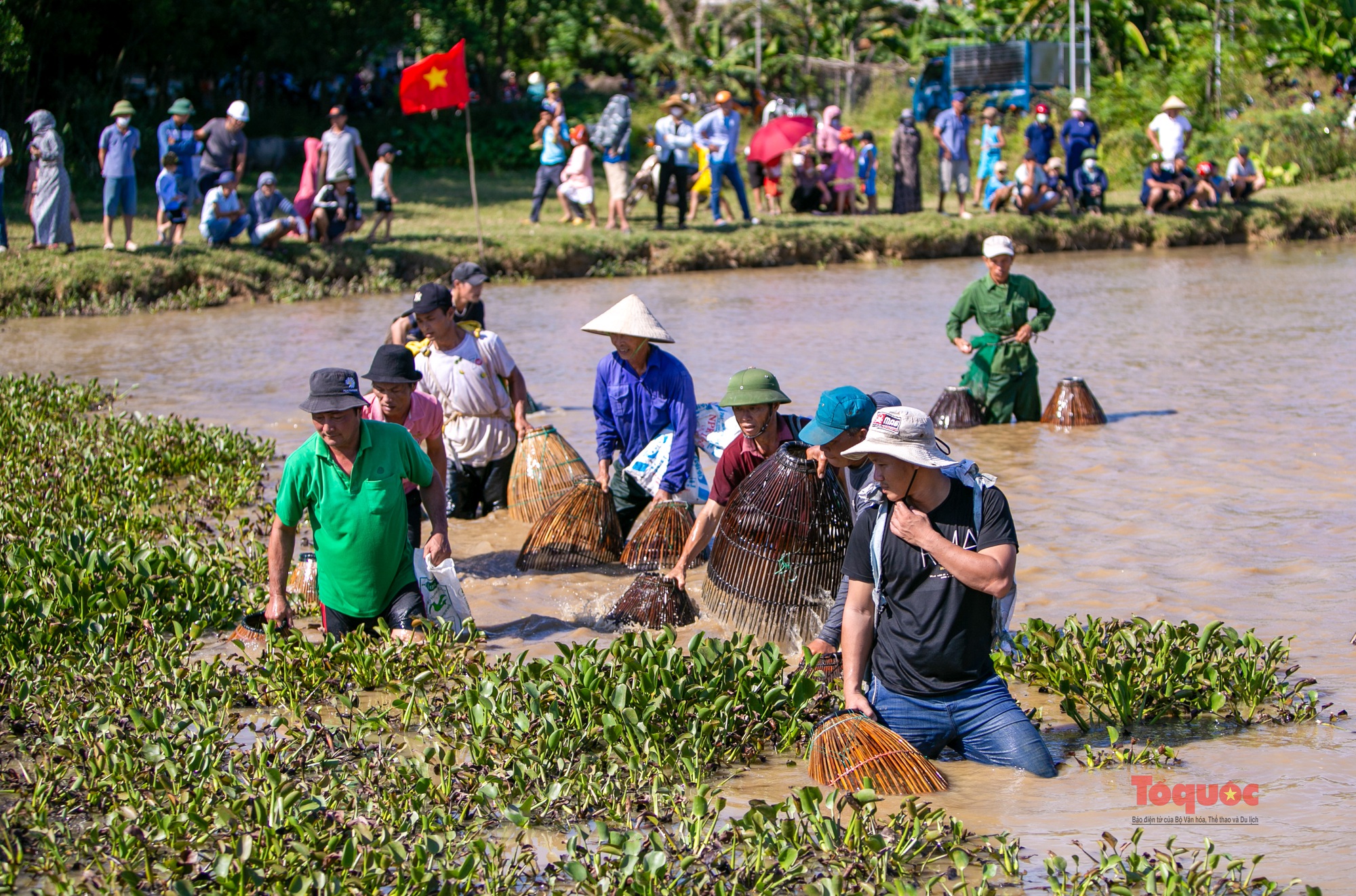 Hàng chục &quot;Cây Nơm nhân dân&quot; xuống bàu Rồng để bắt cá vào Tết Đoan ngọ - Ảnh 6.