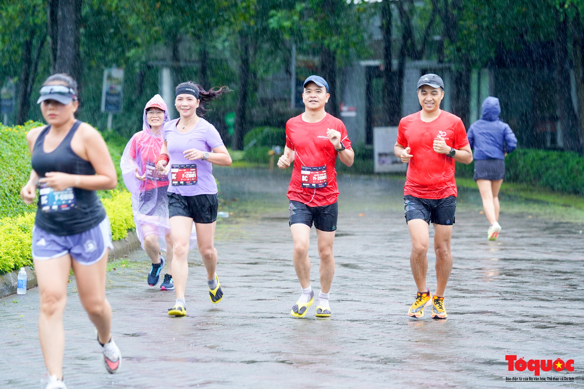 500 nhà báo chinh phục giải chạy Press Marathon 2023 dưới cơn mưa lớn - Ảnh 11.