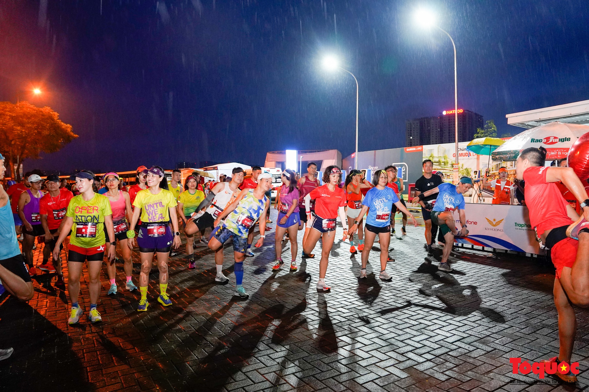 500 nhà báo chinh phục giải chạy Press Marathon 2023 dưới cơn mưa lớn - Ảnh 2.