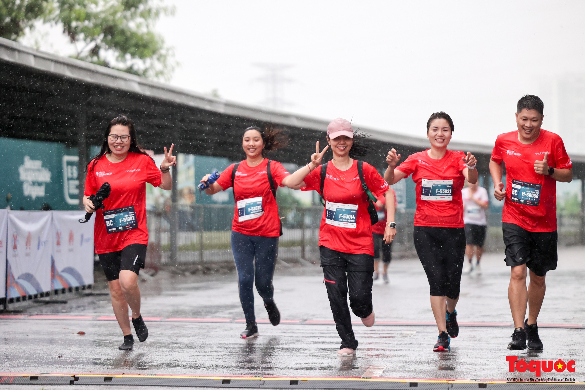 500 nhà báo chinh phục giải chạy Press Marathon 2023 dưới cơn mưa lớn - Ảnh 10.