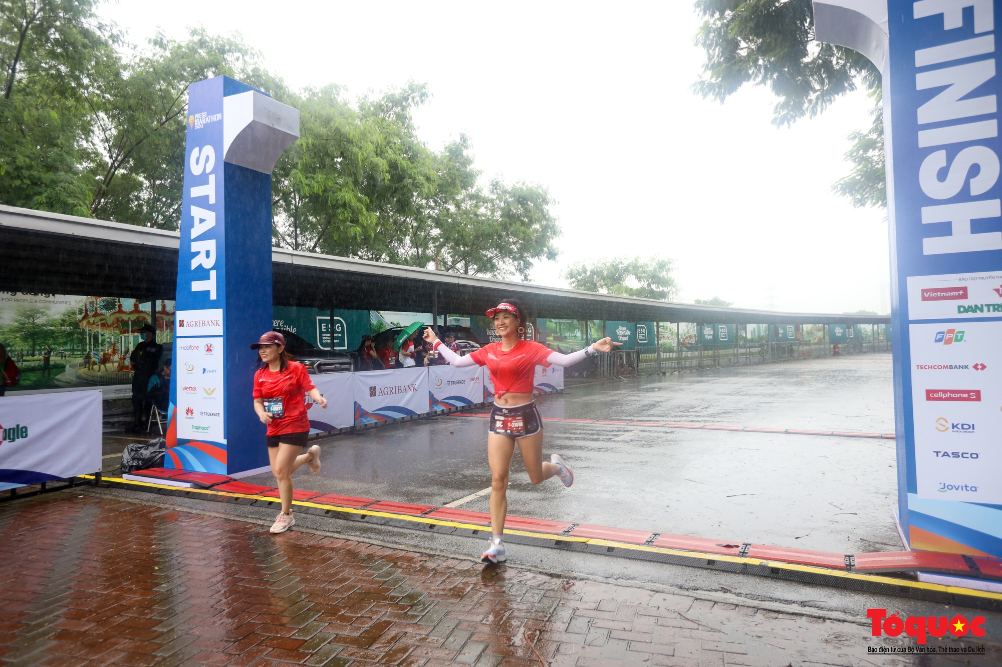 500 nhà báo chinh phục giải chạy Press Marathon 2023 dưới cơn mưa lớn - Ảnh 17.