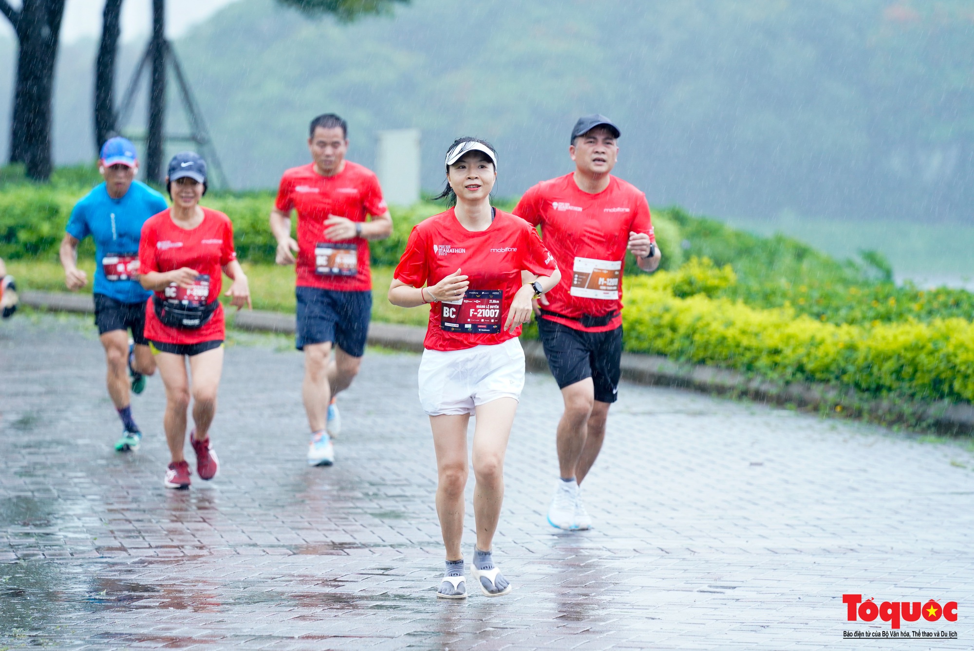 500 nhà báo chinh phục giải chạy Press Marathon 2023 dưới cơn mưa lớn - Ảnh 14.
