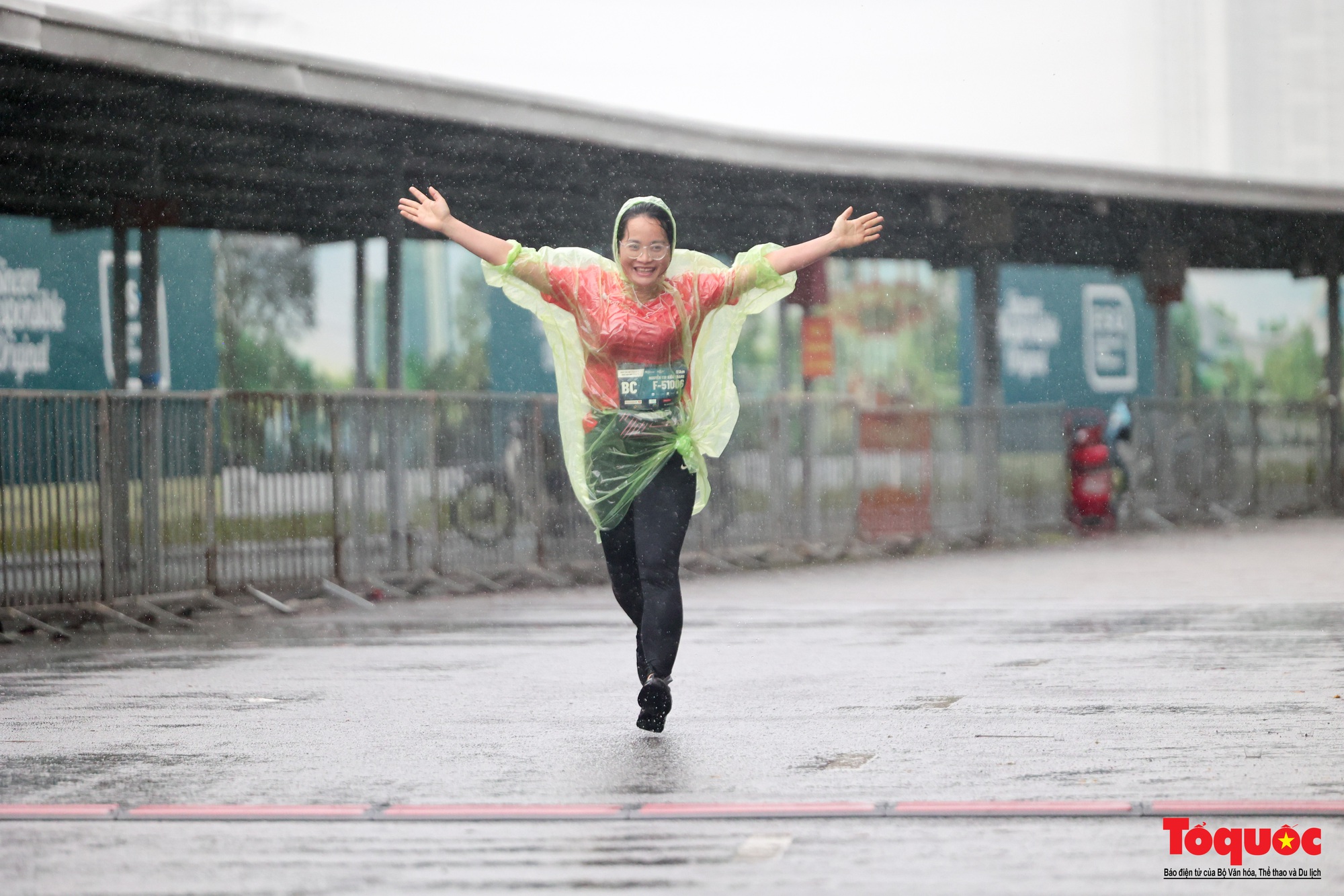 500 nhà báo chinh phục giải chạy Press Marathon 2023 dưới cơn mưa lớn - Ảnh 18.