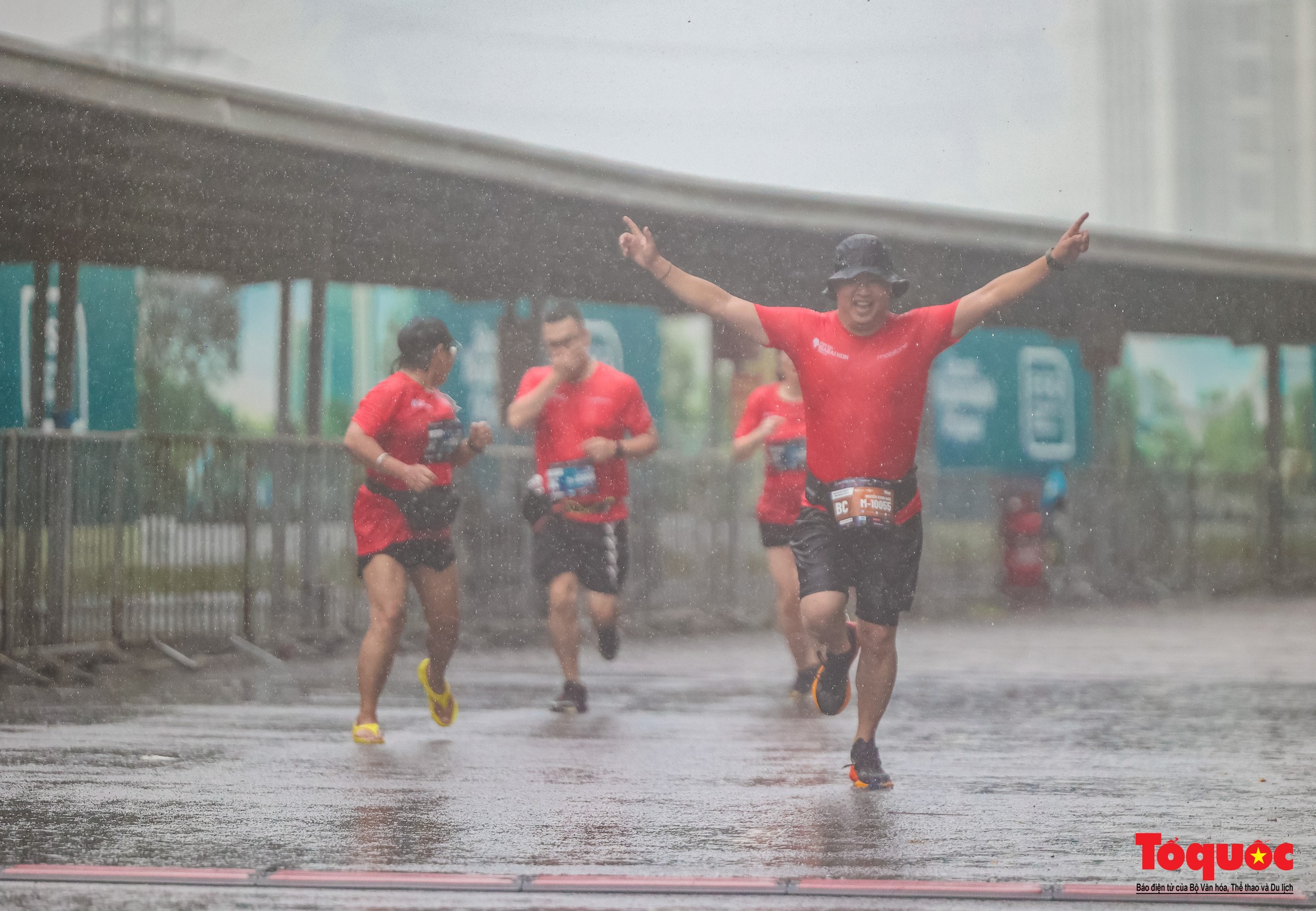 500 nhà báo chinh phục giải chạy Press Marathon 2023 dưới cơn mưa lớn - Ảnh 21.