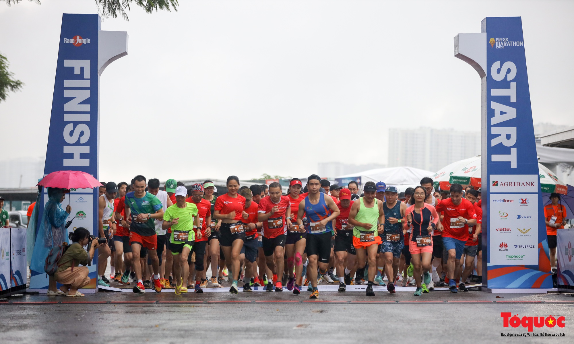 500 nhà báo chinh phục giải chạy Press Marathon 2023 dưới cơn mưa lớn - Ảnh 5.