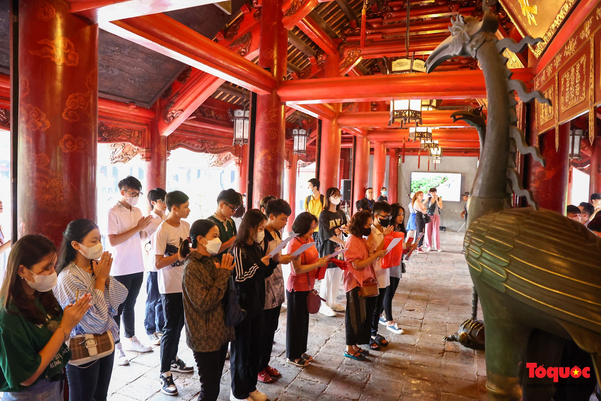 Sĩ tử thủ đô nườm nượp dâng sớ cầu may tại Văn Miếu-Quốc Tử Giám trước ngày thi - Ảnh 4.