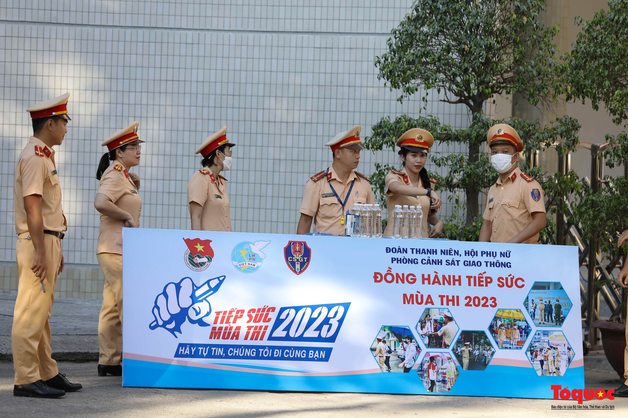 Cảnh sát giao thông Đà Nẵng phát nước và bút chì cho các sĩ tử - Ảnh 6.