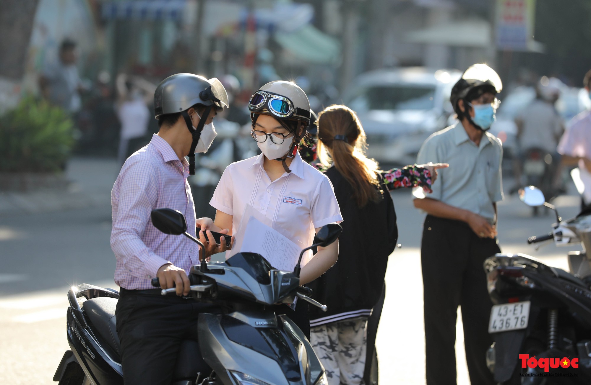 Cảnh sát giao thông Đà Nẵng phát nước và bút chì cho các sĩ tử - Ảnh 2.