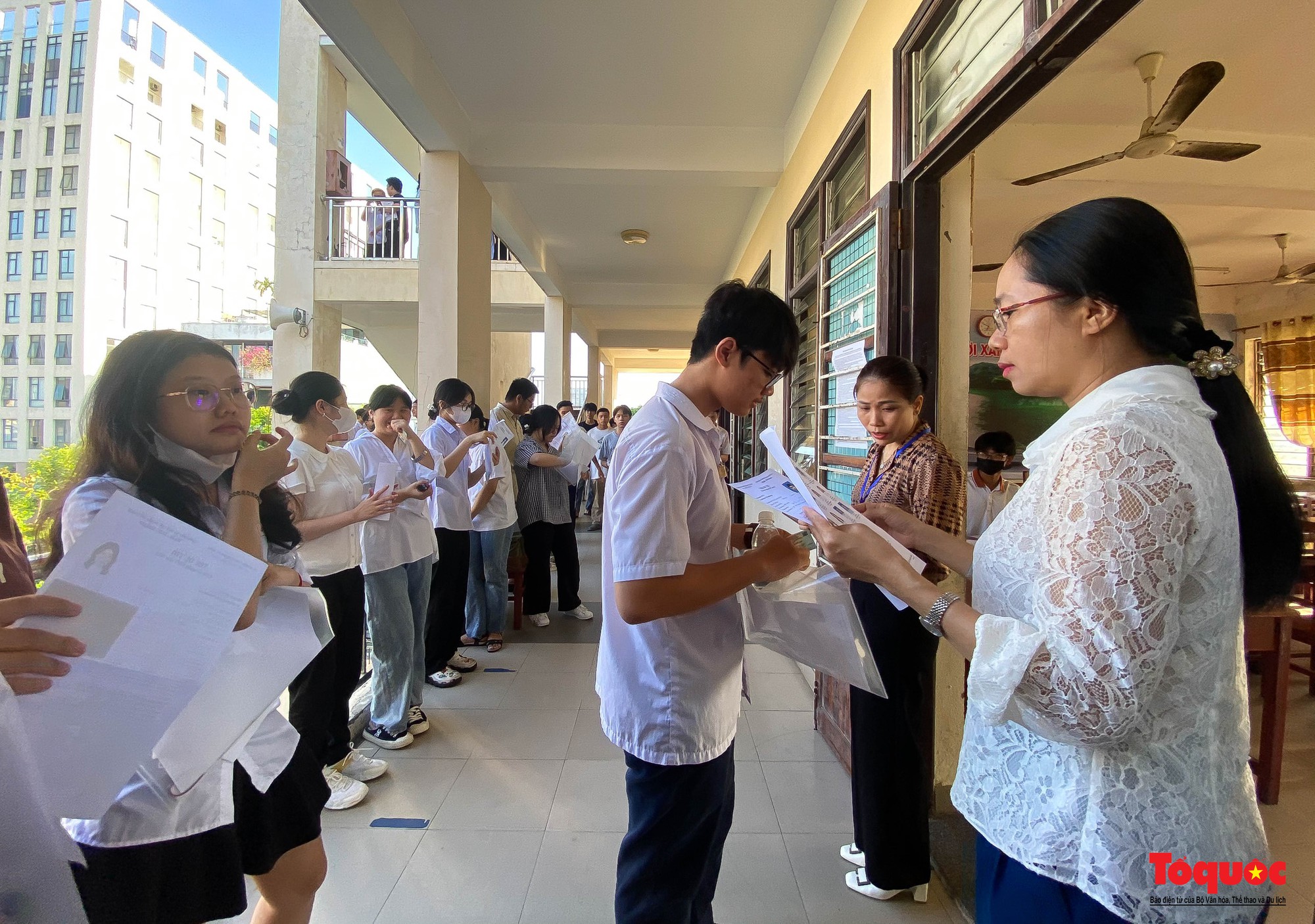 Cảnh sát giao thông Đà Nẵng phát nước và bút chì cho các sĩ tử - Ảnh 16.