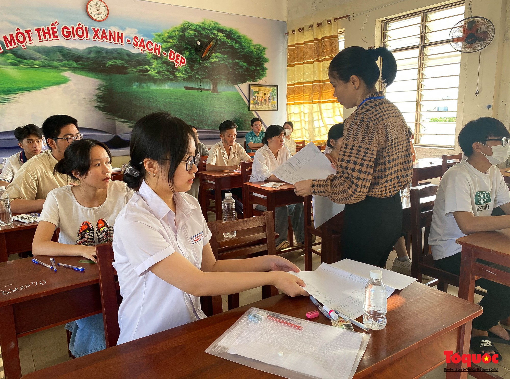 Cảnh sát giao thông Đà Nẵng phát nước và bút chì cho các sĩ tử - Ảnh 17.