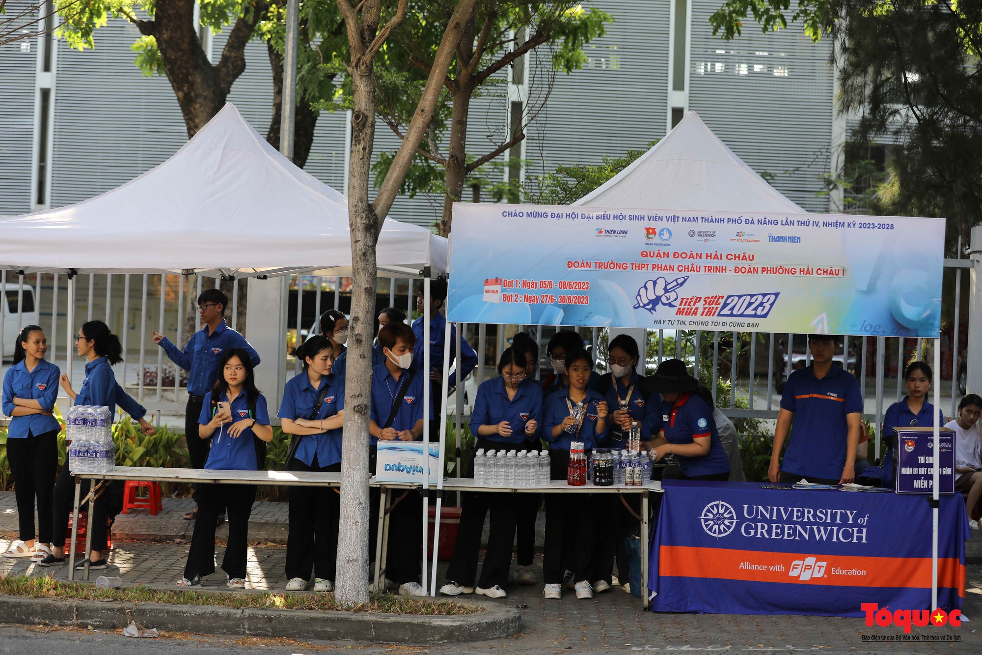 Cảnh sát giao thông Đà Nẵng phát nước và bút chì cho các sĩ tử - Ảnh 13.