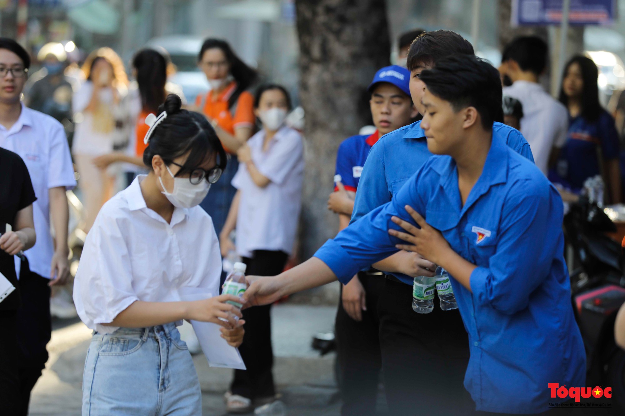 Cảnh sát giao thông Đà Nẵng phát nước và bút chì cho các sĩ tử - Ảnh 14.
