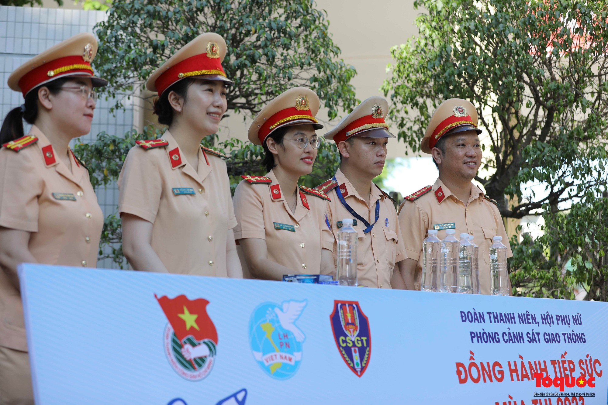 Cảnh sát giao thông Đà Nẵng phát nước và bút chì cho các sĩ tử - Ảnh 7.