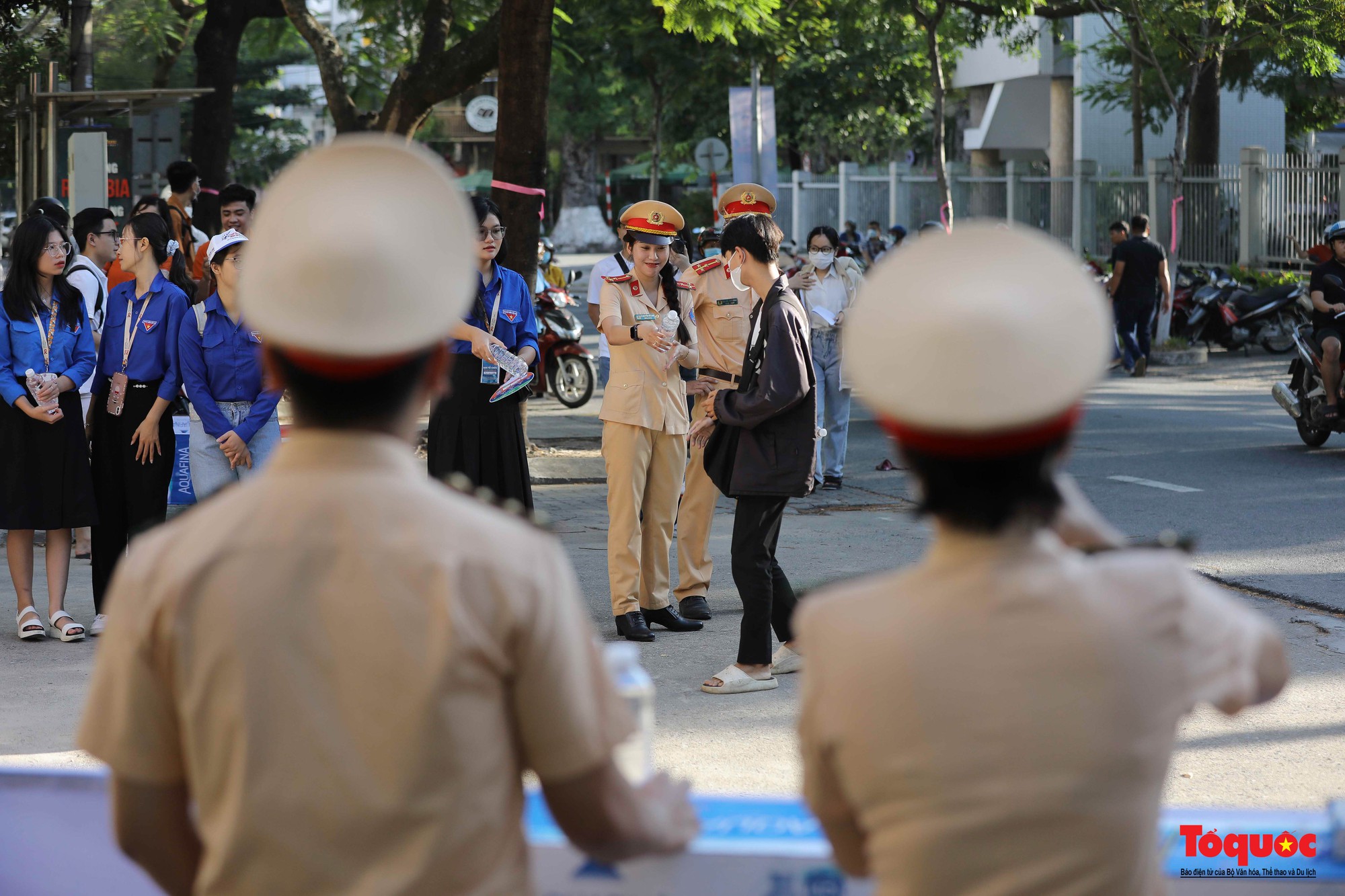 Cảnh sát giao thông Đà Nẵng phát nước và bút chì cho các sĩ tử - Ảnh 8.